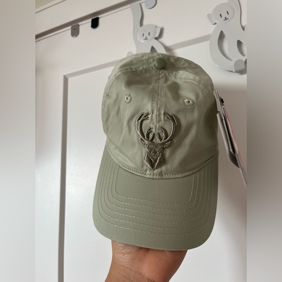 NWT NBA MILWAUKEE BUCKS NEUTRAL MEN'S DAD HAT - Picture 3 of 5